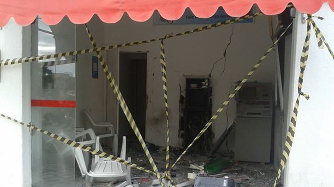 Bandidos explodem novamente caixas eletrônicos em Igaci