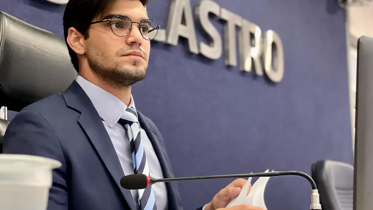 Vídeo: “A personificação de tudo que não presta na política do Brasil. Conhecido pelo boi de ouro, da Operação Lava Jato, do Renangates…”, rebate vereador contra senador Renan