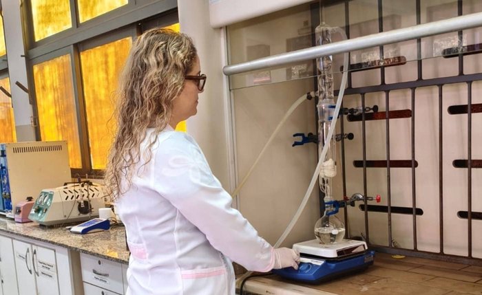 Pesquisadora Kristiane Fanti Del Pino no laboratório da FACFAN da UFMS.