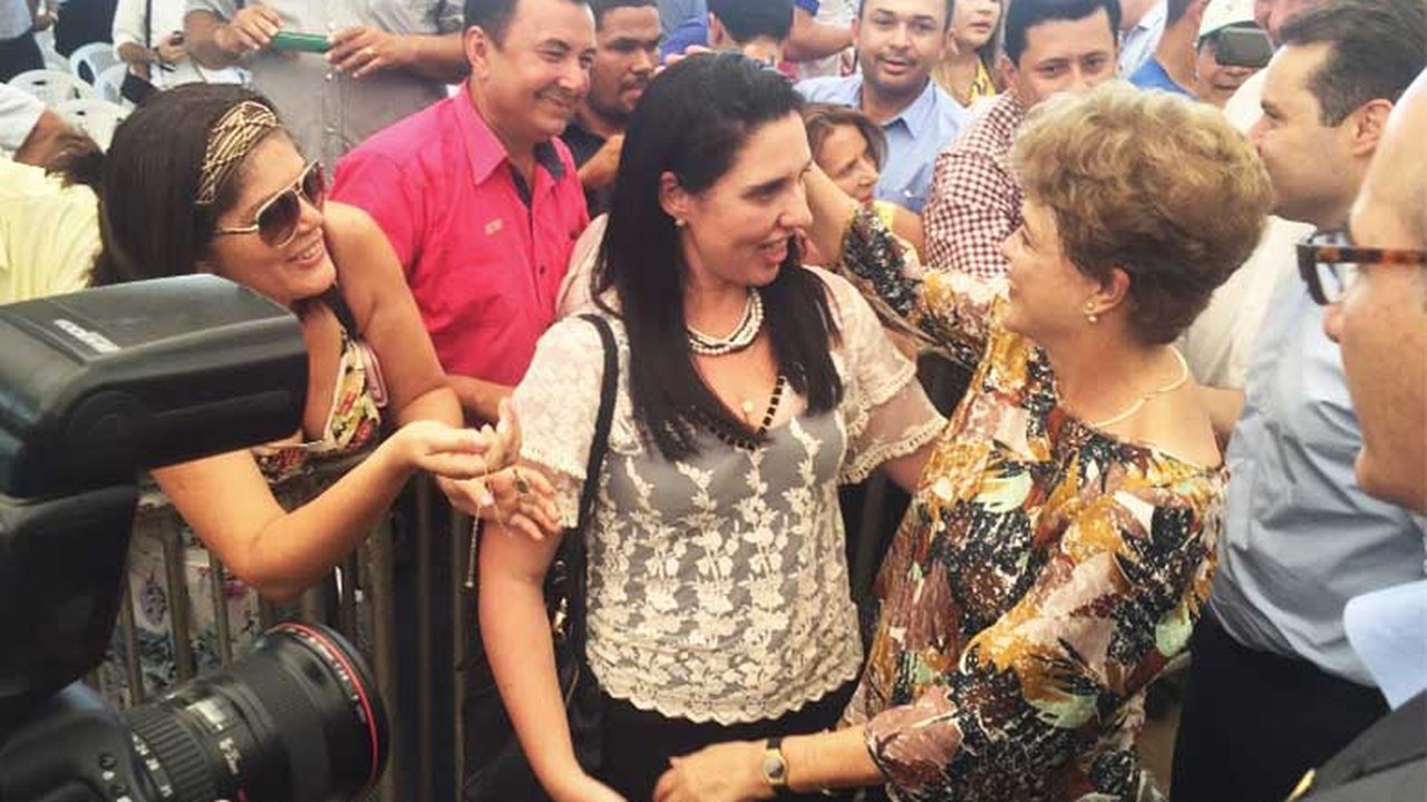 Prefeita Pauline Pereira entregou a presidente Dilma Rousseff demandas sobre obras em Campo Alegre