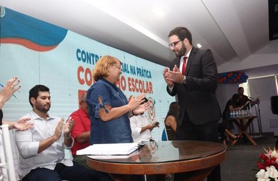 Secretário de Educação empossa conselheiros escolares e destaca democracia na tomada de decisões