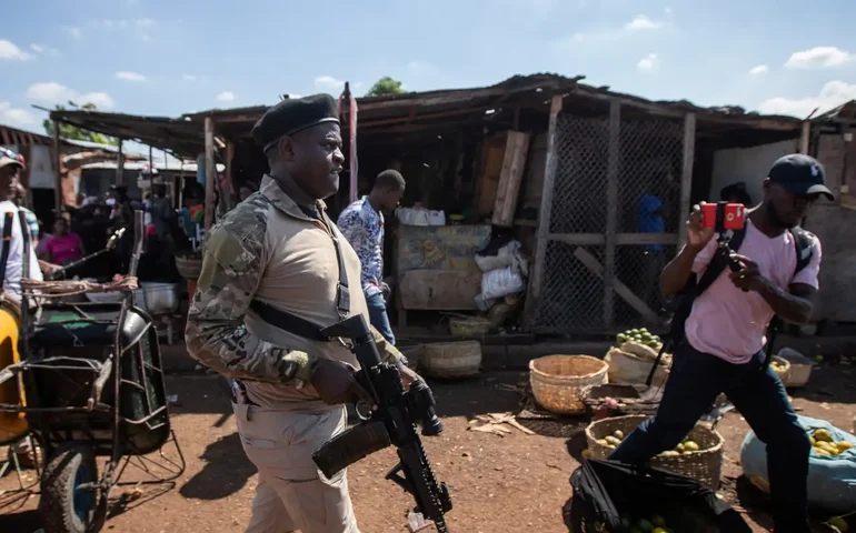 Gangues mantêm cerco a aeroporto de Porto Príncipe; premier haitiano tem pouso negado na República Dominicana