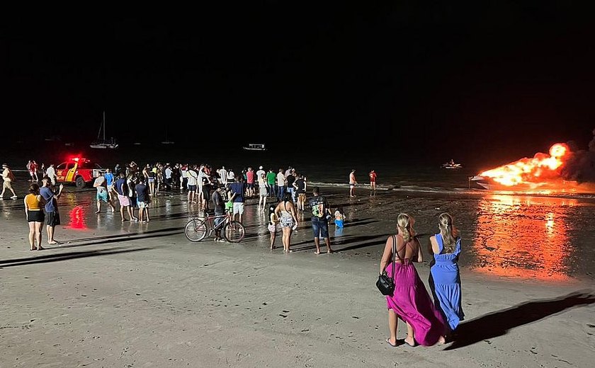 Lancha pega fogo na praia de Ponta Verde