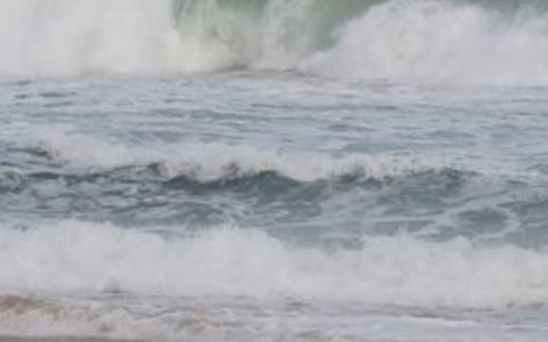 Chuva e frio nas praias paulistas não impedem diversão de turistas