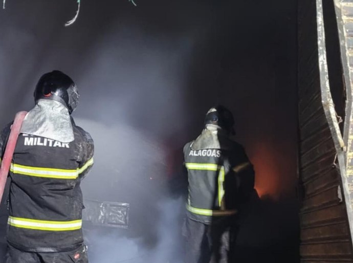 Corpo de Bombeiros combate incêndio em loja de eletrodomésticos em Arapiraca