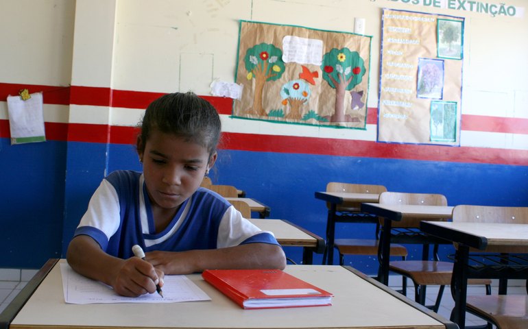 Beneficiários do Bolsa Família devem informar mudança de escola dos filhos