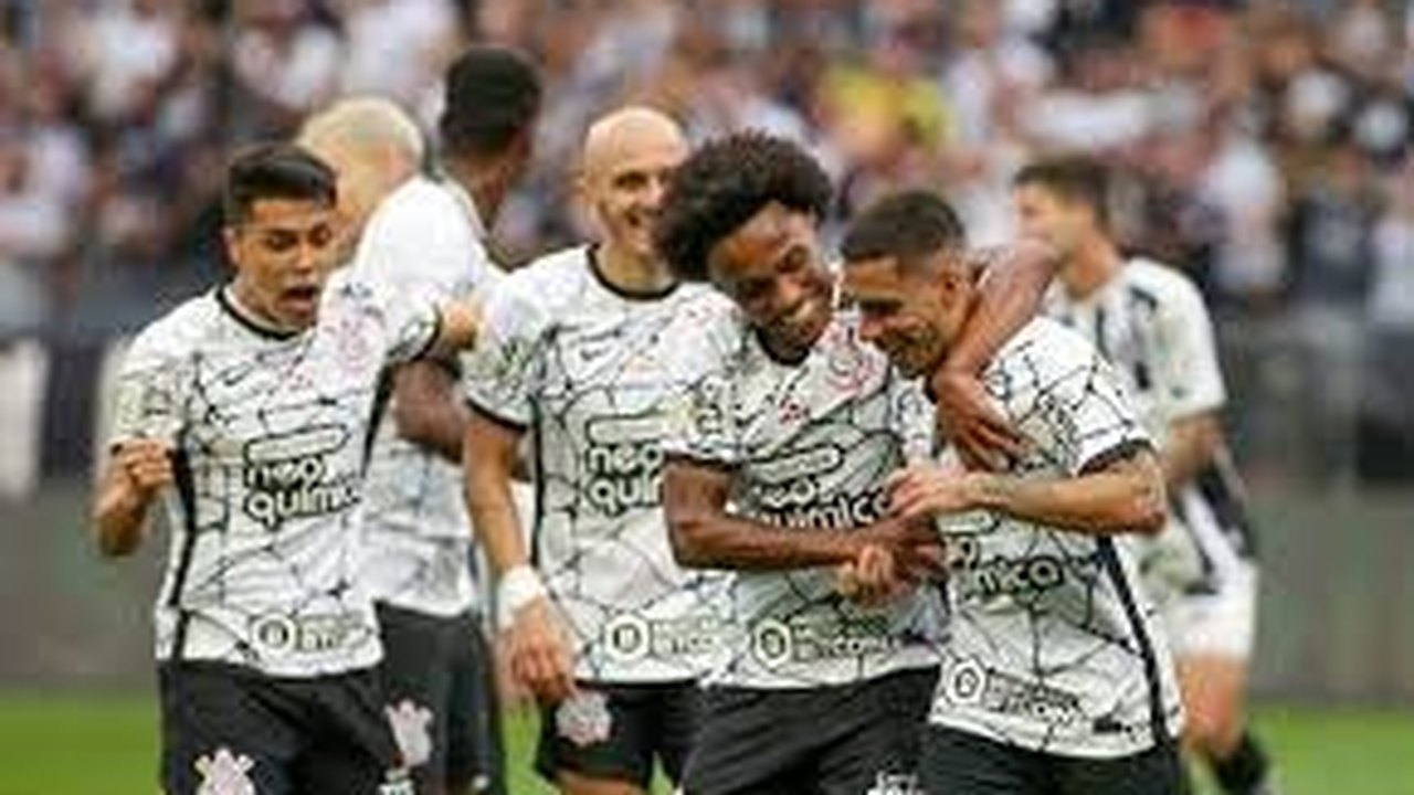 Torcida protesta no CT do Corinthians e Luxa age como 'escudo' para conter crise