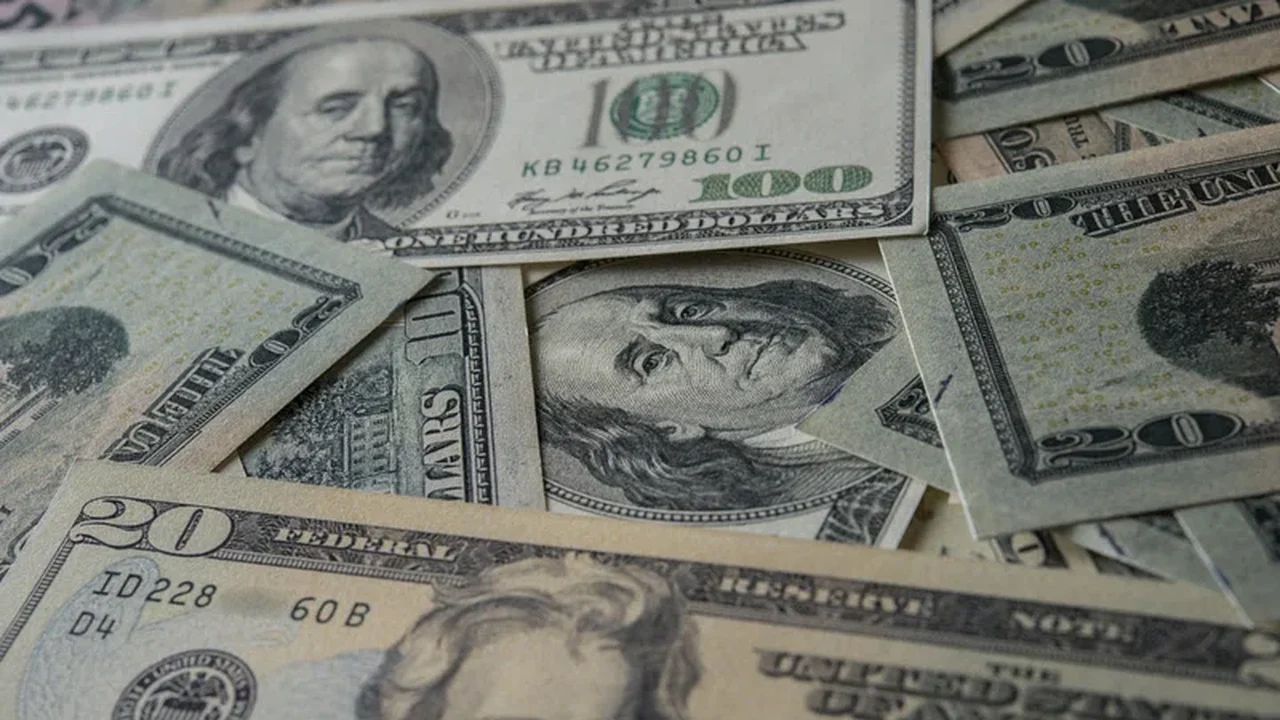 Dólar cai com foco no Copom e em meio a ambiente externo favorável