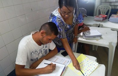 Inclusão social: usuários de Casa de Passagem são alfabetizados