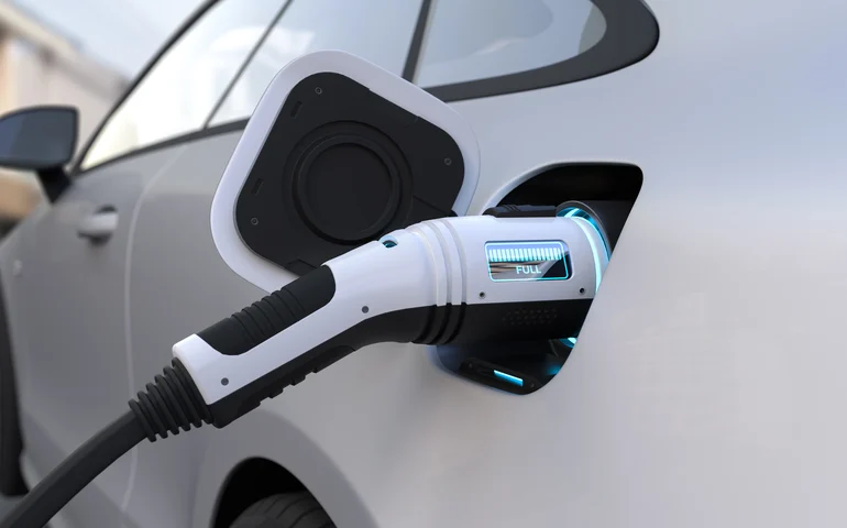 Alta do petróleo impulsiona interesse por carros elétricos e reforça energia solar como alternativa econômica