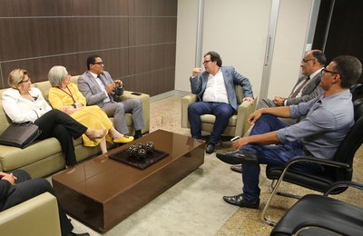 Tutmés Airan e Elisabeth Carvalho discutem ações com prefeito de Palmeira
