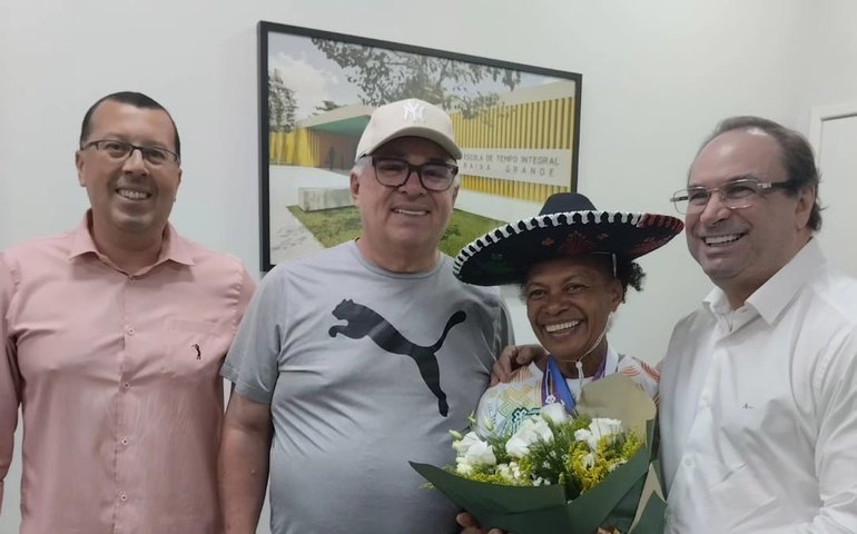 Luciano Barbosa recebe Carminha e ressalta o exemplo da ultramaratonista para todos
