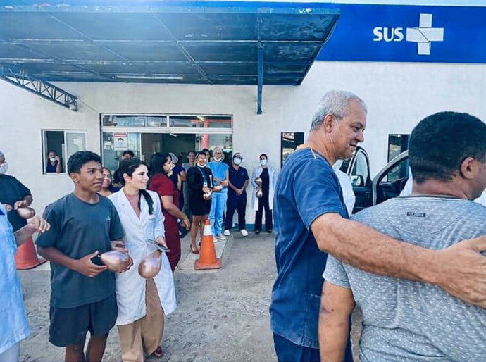 Alta hospitalar marca despedida emocionante de paciente após quase um ano internado no Hospital Dr. Ib Gatto Falcão