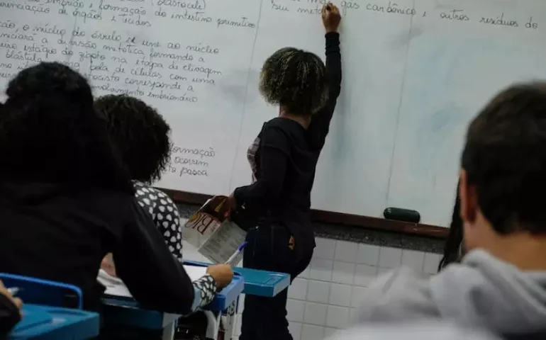 Professores terão cartão de crédito com anuidade zero, anuncia presidente da Caixa