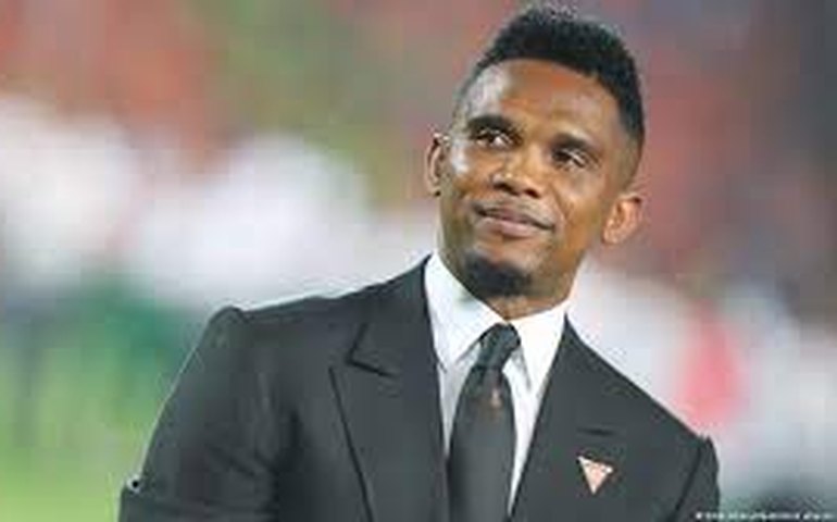 Acusado de manipulação de resultados e ameaças, Eto'o pede demissão da chefia da federação de Camarões, mas saída é vetada