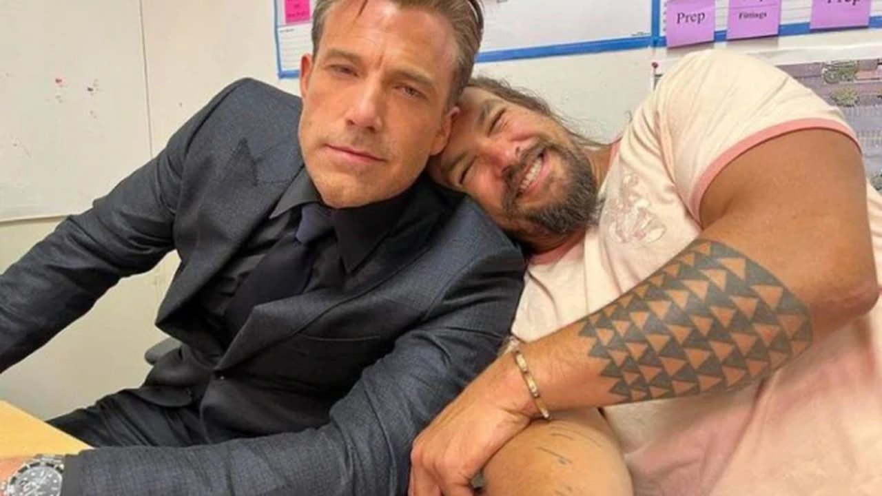 Jason Momoa posa ao lado de Ben Affleck nos bastidores de ‘Aquaman 2’