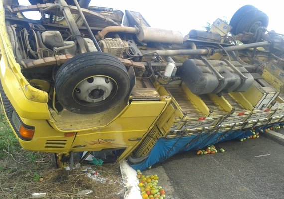 Caminhão de Verduras capota na BR-316, em Palmeira dos Índios