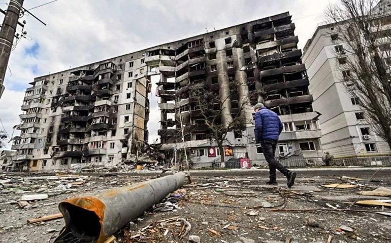 Rússia avança com ataques à Ucrânia e dispara 40 drones explosivos em Kiev