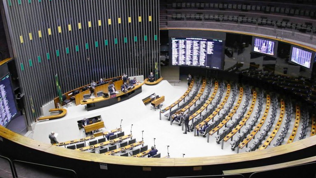 Câmara pode votar ações contra feminicídio e regras para conter preço dos combustíveis