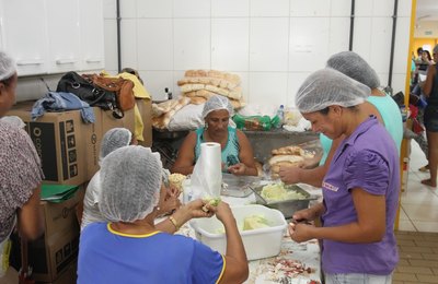 Prefeitura e voluntários distribuem mais de 4 mil refeições por dia às vítimas das chuvas de Marechal Deodoro