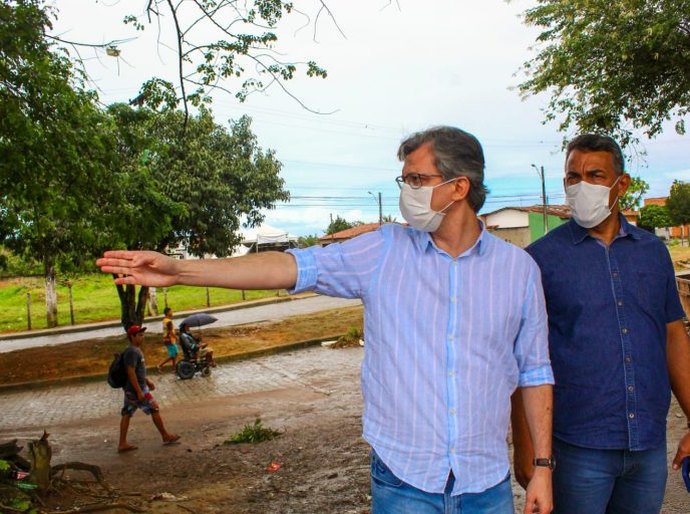 Secretário faz visitas em equipamentos educacionais no Benedito Bentes