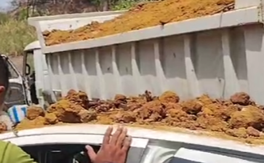 Caminhão desgovernado bate em barranco, na Avenida Leste-Oeste, em Maceió