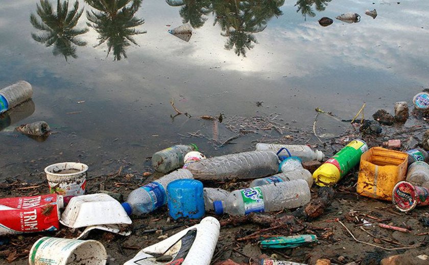 Brasil gerou 64 quilos de resíduos plásticos por pessoa em 2022