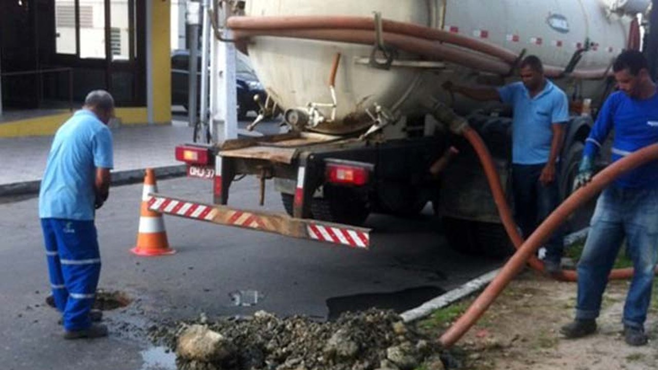 Casal detecta pedras de gordura em rede de esgoto em avenida na Jatiúca