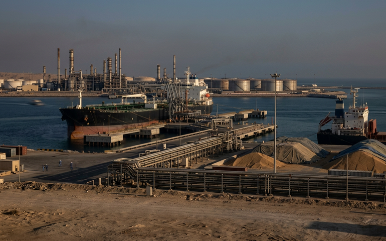 Dólar sobe com tensão no Oriente Médio, mas commodities limitam alta