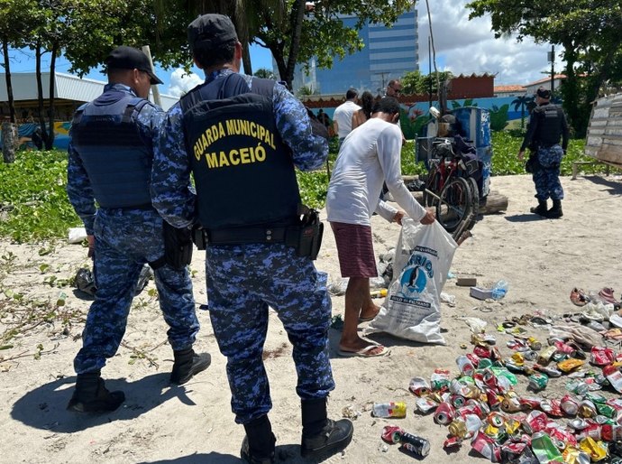 Guarda Municipal prende em flagrante suspeito e apreende armas branca na Nova Orla de Maceió