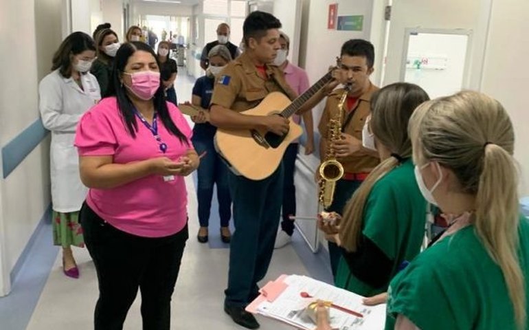 Segunda de brindes, músicas e carinho para as mamães pacientes e profissionais do Hospital Metropolitano