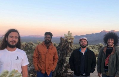 Banda Boogarins faz show de novo álbum este domingo no Rex Bar