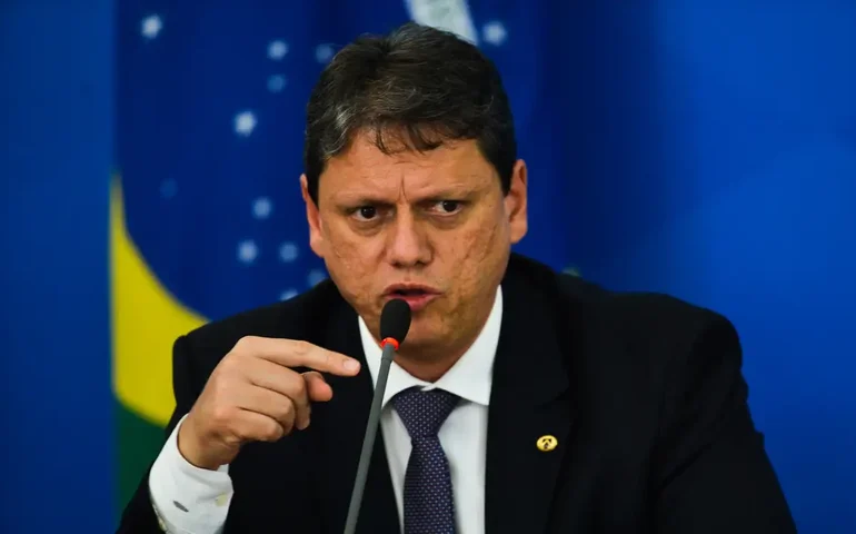 Tarcísio visita Bolsonaro em prisão domiciliar com tensão sobre candidatura