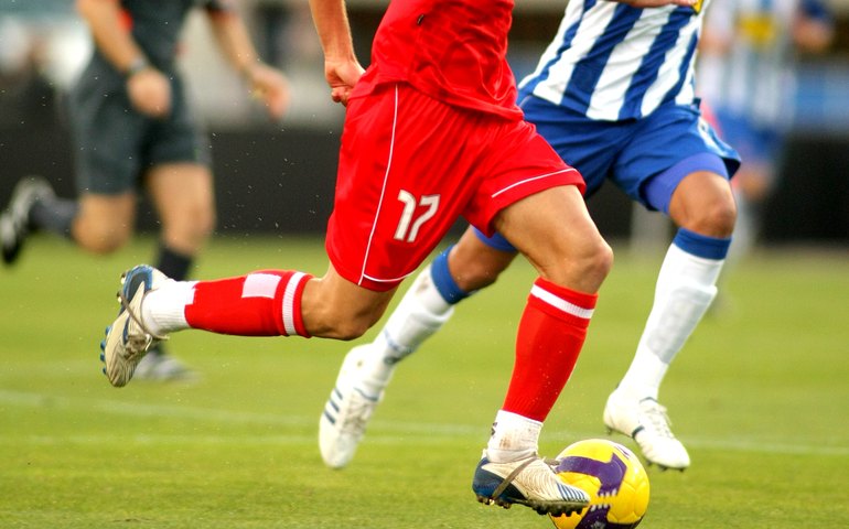 Clubes batem recorde e gastam US$ 1,37 bilhão com agentes no futebol mundial