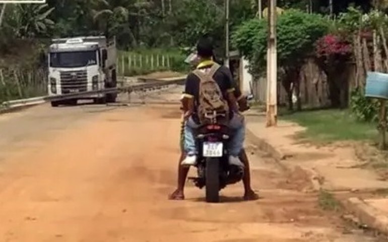 Caçamba provoca queda de postes e deixa povoado sem energia e internet