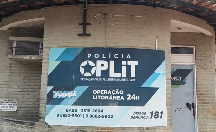 Diversas pessoas foram abordadas e foi verificado que uma delas estava com mandado de prisão