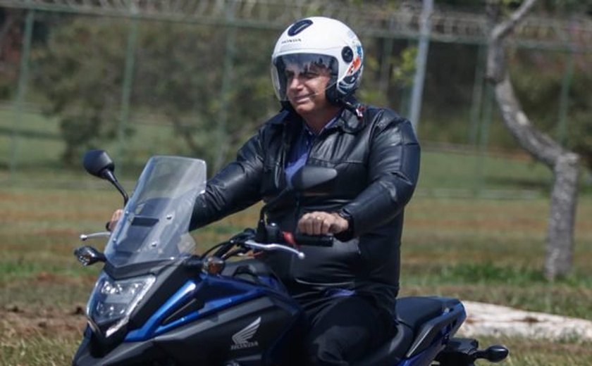 Bolsonaro volta ao Alvorada após passear de moto e encontrar pessoas sem máscara