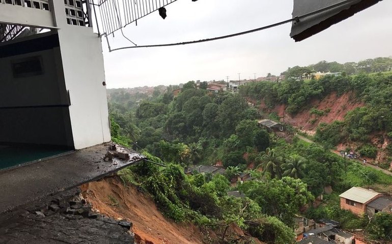 Pelo menos três pessoas morreram vítimas de soterramento durante a madrugada