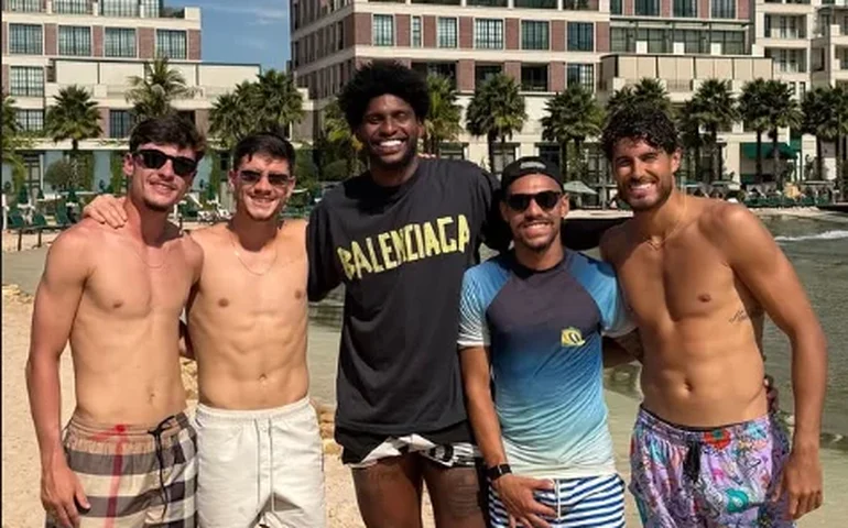 Jogadores do Corinthians aproveitam folga para surfar em clube de São Paulo