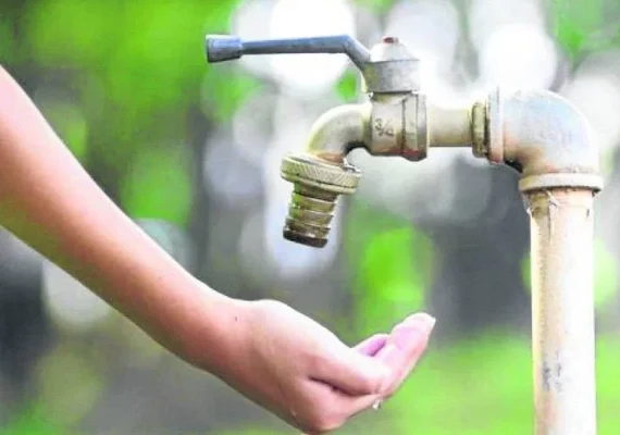 Técnicos aguardam nível de rio baixar para recuperar estrutura de abastecimento de água em Novo Lino