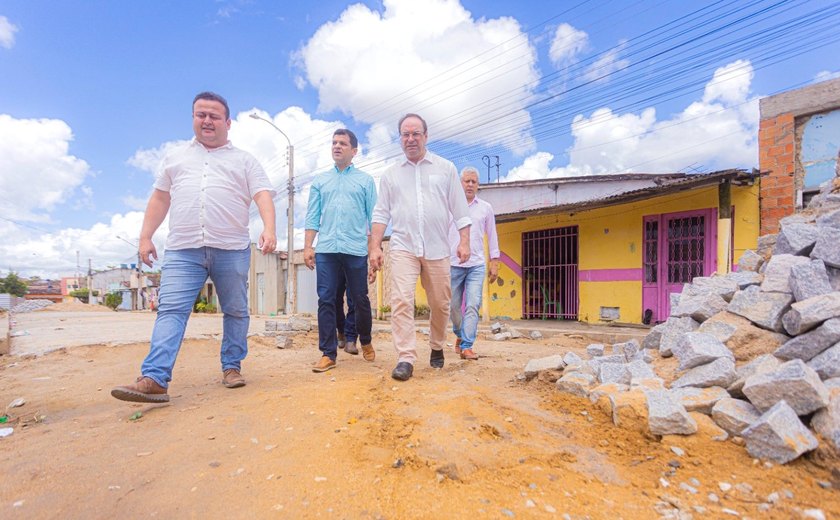 Prefeito Luciano acompanha obras de pavimentação em 48 ruas