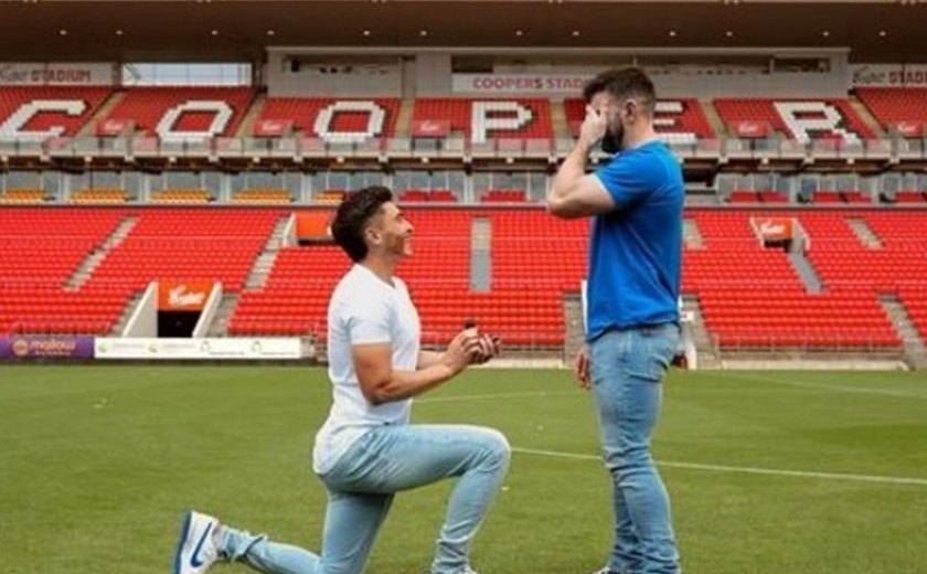 Jogador de futebol pede seu parceiro em casamento no campo do time Adelaide United, na Austrália