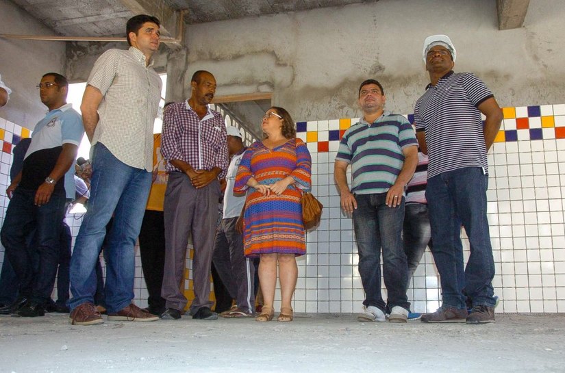 Rui Palmeira vistoria escola em reconstrução no Jacintinho