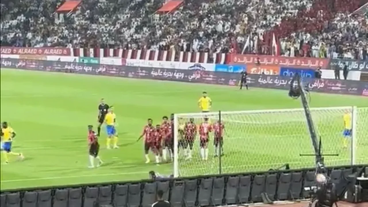 Finalização de Cristiano Ronaldo acerta em cheio operador de câmera atrás do gol; vídeo