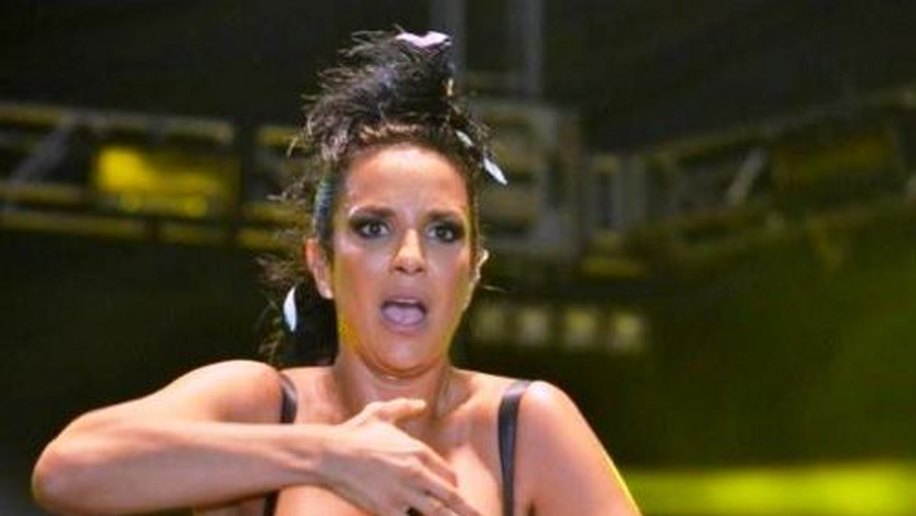 Ivete Sangalo se empolga e mostra decotão e pernas em Campina Grande