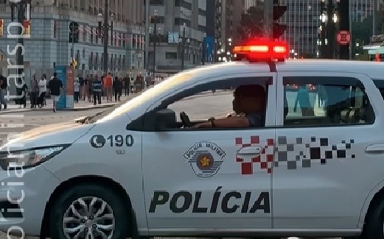 PMs batem em casal na porta de casa no interior de SP; agentes são afastados