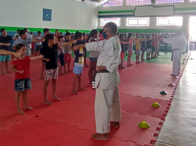No Tatame e na Vida: os benefícios do Karatê para o desenvolvimento e aprendizagem dos alunos de Palmeira