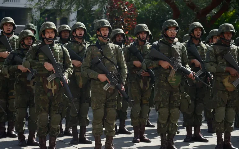 Brasil reforça fronteiras com a Venezuela, que quer 75% do território da Guiana