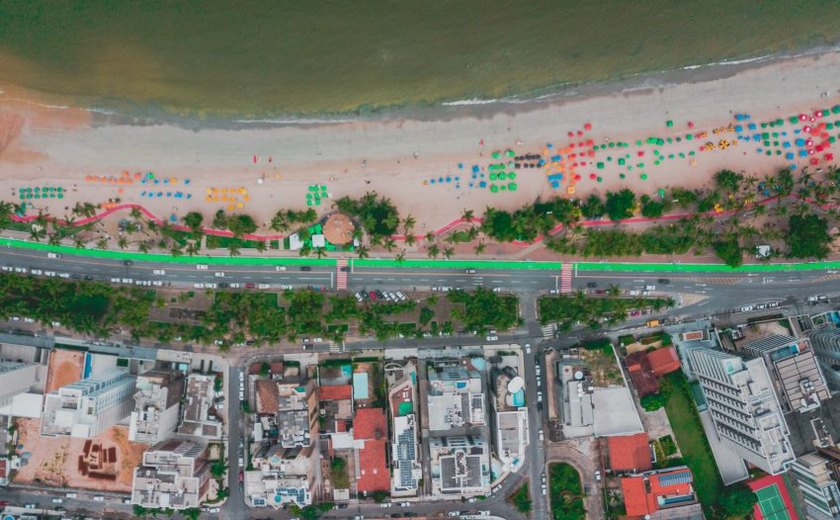 Maceió implanta ciclofaixa verde na Avenida Sílvio Viana, na orla de Ponta Verde