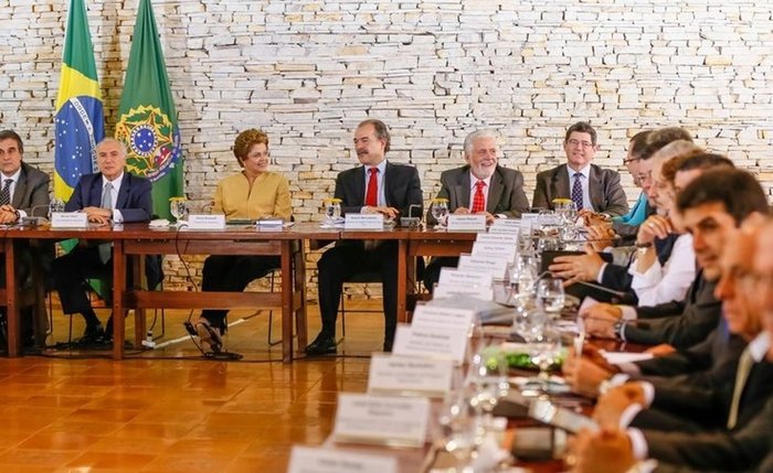 Dilma se encontra com ministros e líderes em reunião de coordenação política